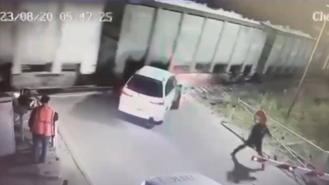 VIDEO: Conductor ebrio intenta eludir a la Policía y termina embestido por  un tren de carga - RT