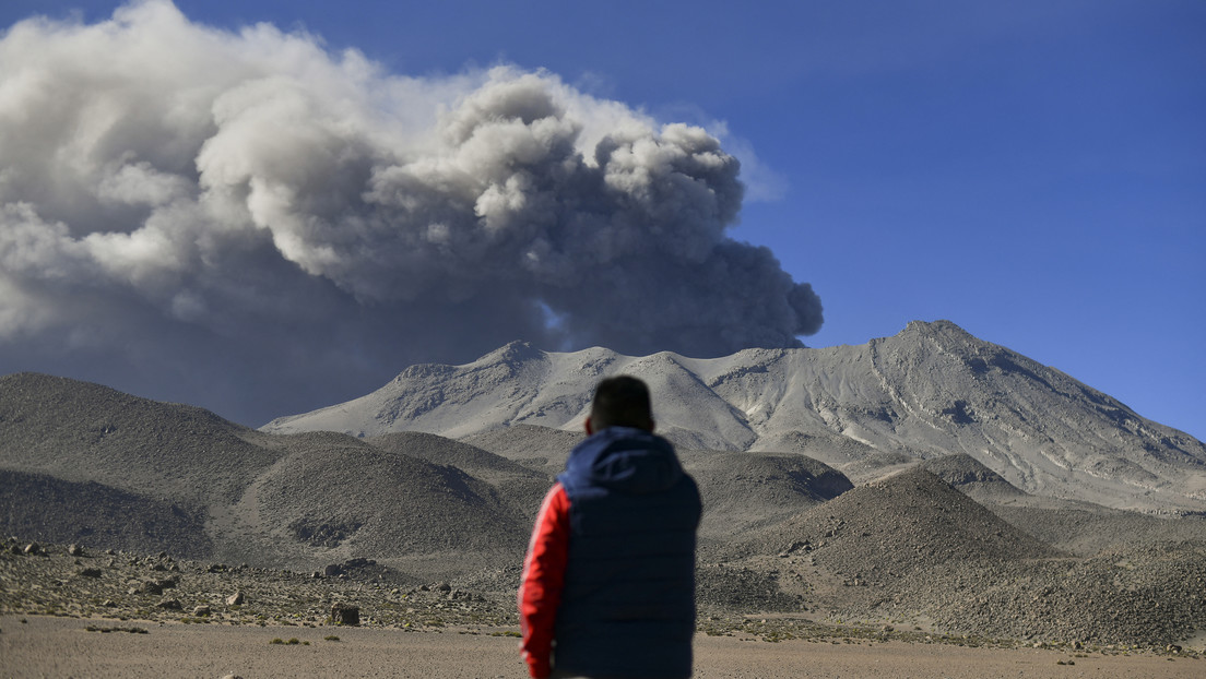 El volcán Ubinas en Perú registra una fuerte explosión con emisión de cenizas