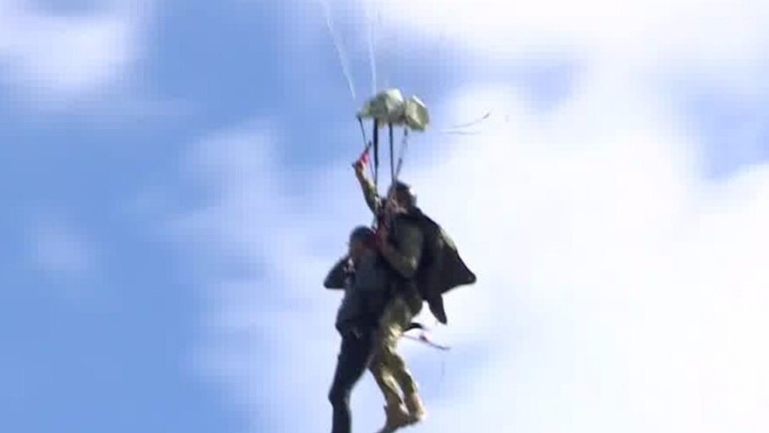 Corresponsal de RT participa en ejercicios de paracaidistas rusos y salta desde un helicóptero