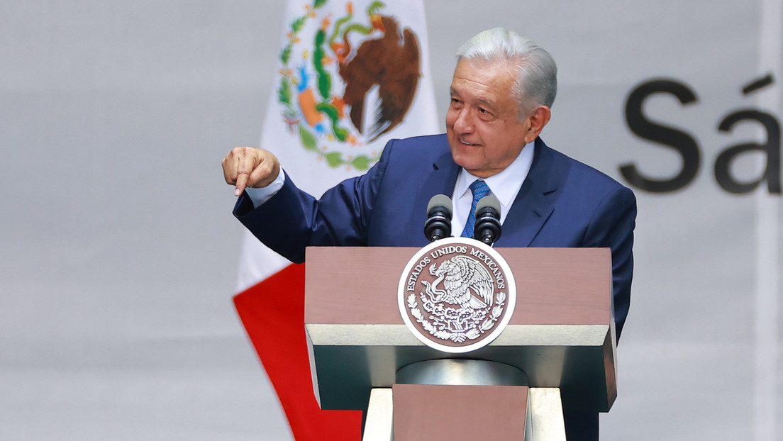 "Retrógrada y medieval": López Obrador condena quema de libros de texto a días del regreso a clases