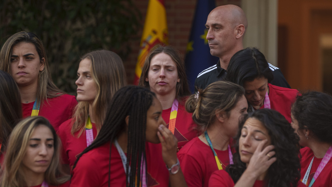 Jugadora española besada a la fuerza por alto directivo del fútbol pide "medidas ejemplares"