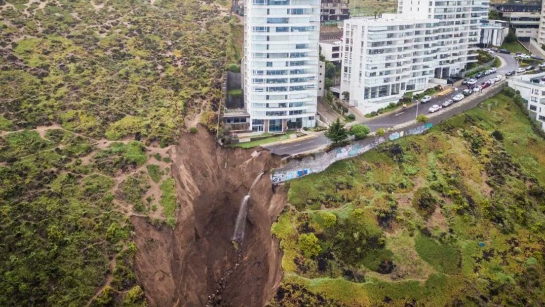 VIDEO: Un edificio queda al borde del colapso por un enorme socavón en las costas de Chile