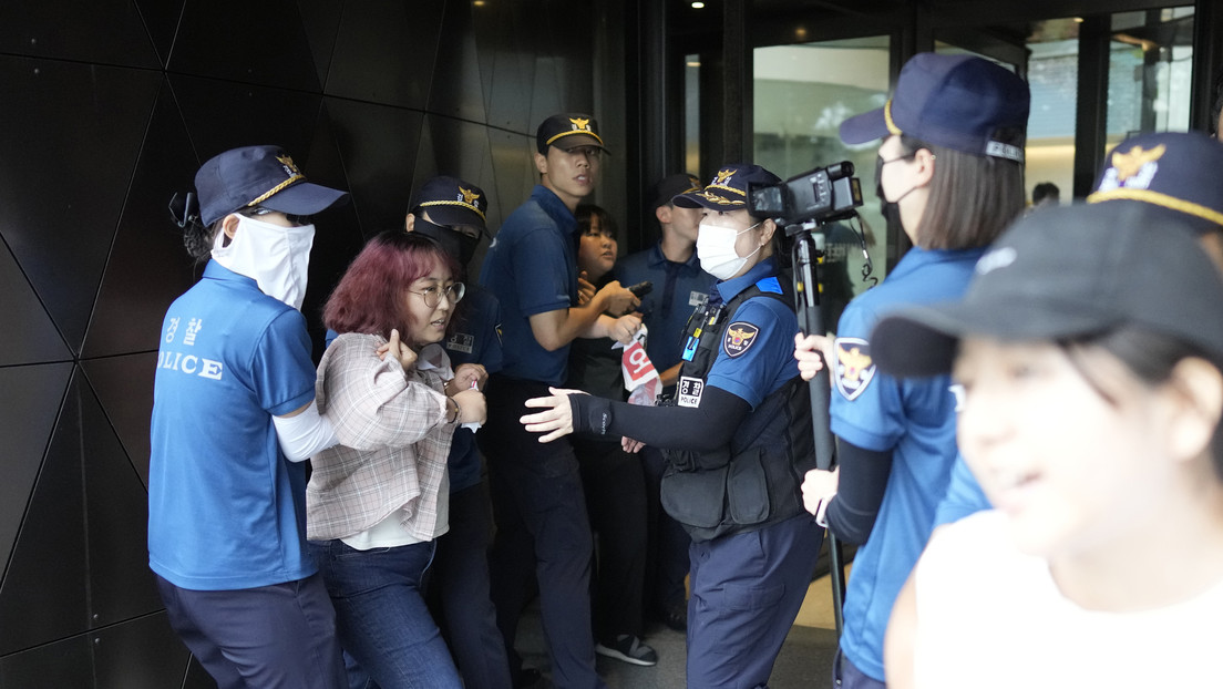 "El mar no es el basurero de Japón": Arrestan a varios manifestantes en la Embajada japonesa en Corea del Sur (VIDEO)