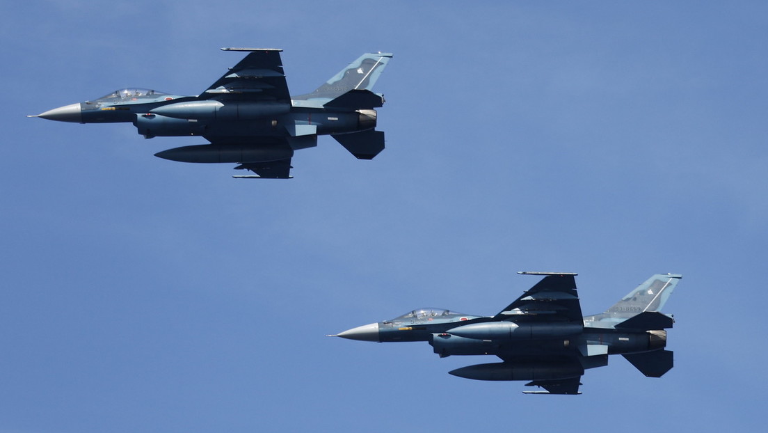 Japón despliega aviones de combate para monitorear 2 bombarderos chinos cerca de una isla