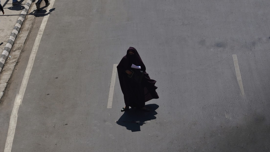 Francia prohibirá la túnica femenina islámica en las escuelas