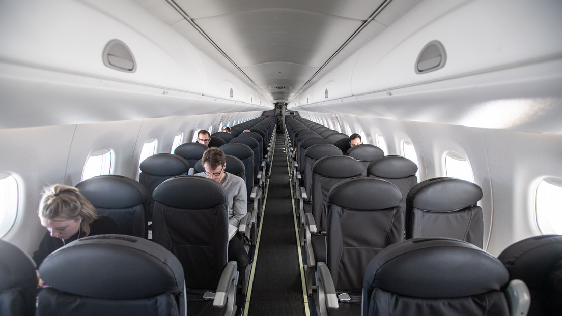 Esta aerolínea introducirá una zona solo para adultos en sus aviones