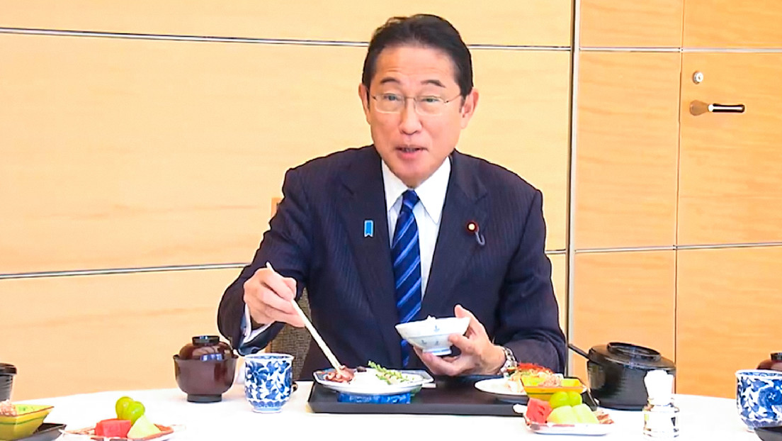 El primer ministro de Japón come pescado y mariscos de la prefectura de Fukushima