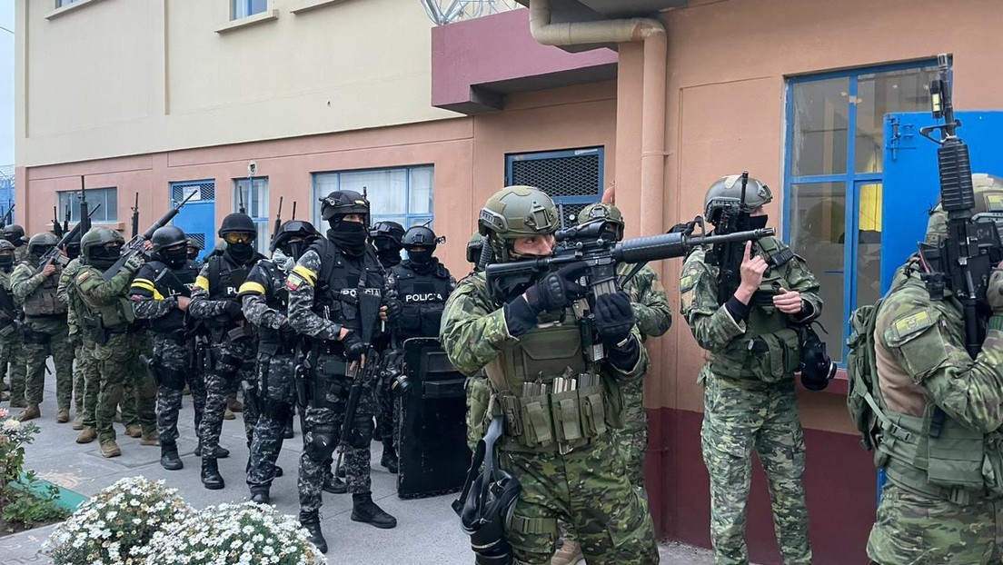 Más de 1.800 policías toman la cárcel ecuatoriana de Cotopaxi en busca de armas y explosivos