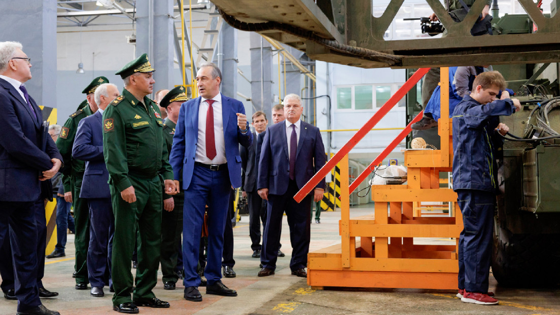 VIDEO: Shoigú visita talleres del complejo industrial militar de Rusia