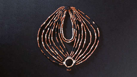 Reconstruyen un "imponente" collar de hace 9.000 años hallado en la tumba de una niña en Jordania
