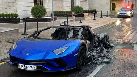 VIDEOS: Un Lamborghini se incendia en el centro de Moscú