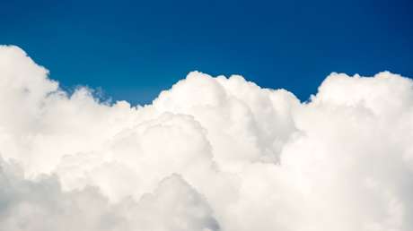 Paracaidista realiza un increíble y arriesgado salto a través de una nube (VIDEO)