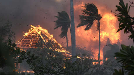 Los incendios forestales de Hawái queman hasta los cimientos una localidad histórica (FOTOS)