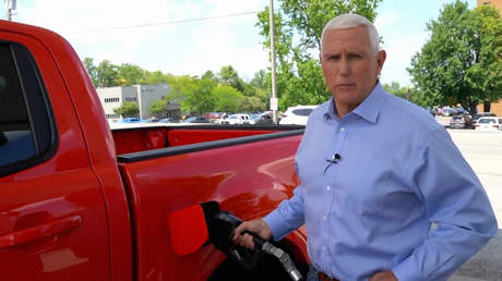 Mike Pence finge llenar una camioneta con gasolina en un video de campaña, olvida un detalle y se convierte en objeto de bromas