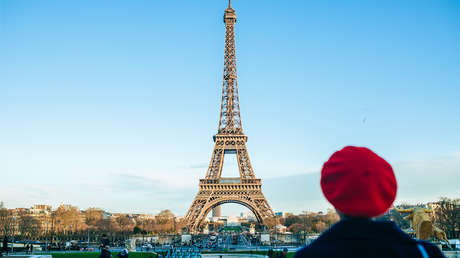 Encuentran a dos turistas estadounidenses borrachos durmiendo en la Torre Eiffel