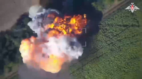 VIDEO: Dron kamikaze ruso destruye un obús autopropulsado estadounidense camuflado