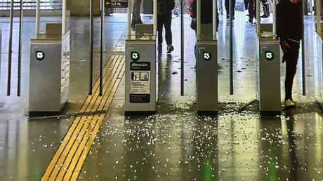 Manifestantes chilenos causan destrozos en el Metro de Santiago por alza del transporte público