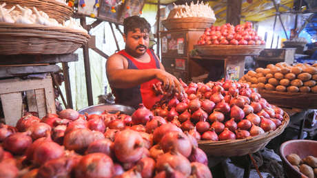 Las tiendas de ropa en la India sufren pérdidas por los altos precios del tomate y la cebolla