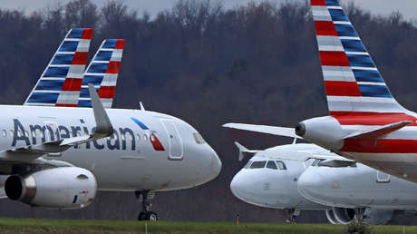 Sancionan a American Airlines con la mayor multa jamás impuesta en EE.UU. por retrasos en pistas de aterrizaje