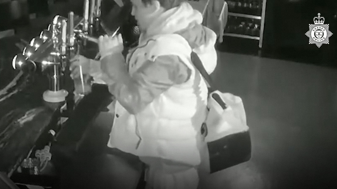 VIDEO: Ladrón se sirve una cerveza durante un robo de hotel en Reino Unido