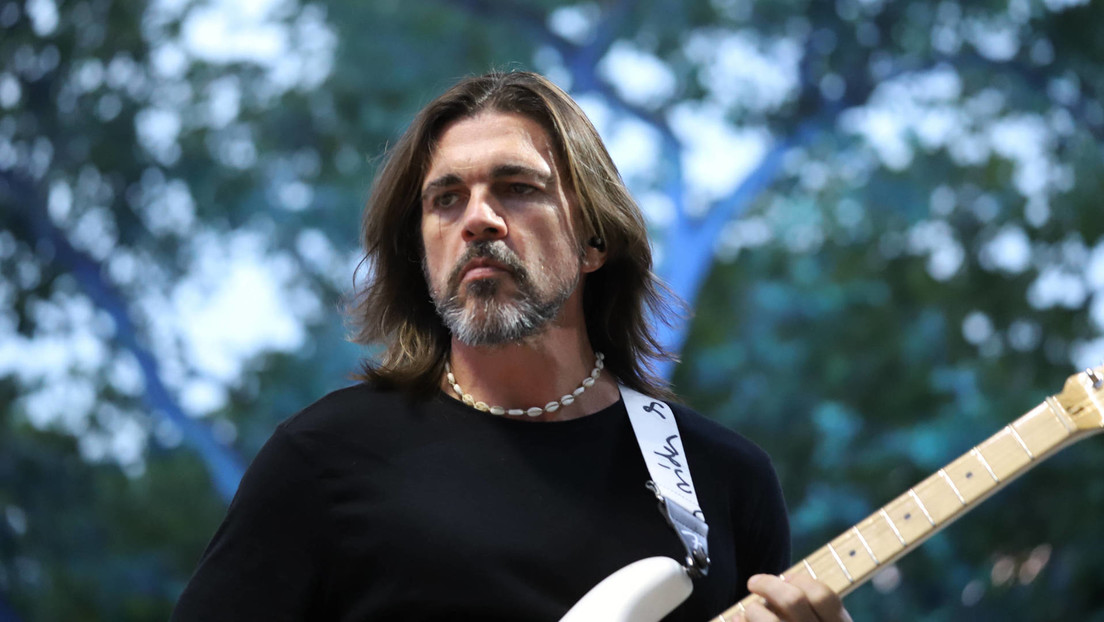 Juanes sorprende a sus fanáticos al cantar en la calle tras anularse su ‘show’ en España Juanes sorprende a sus fanáticos al cantar en la calle tras anularse su ‘show’ en España