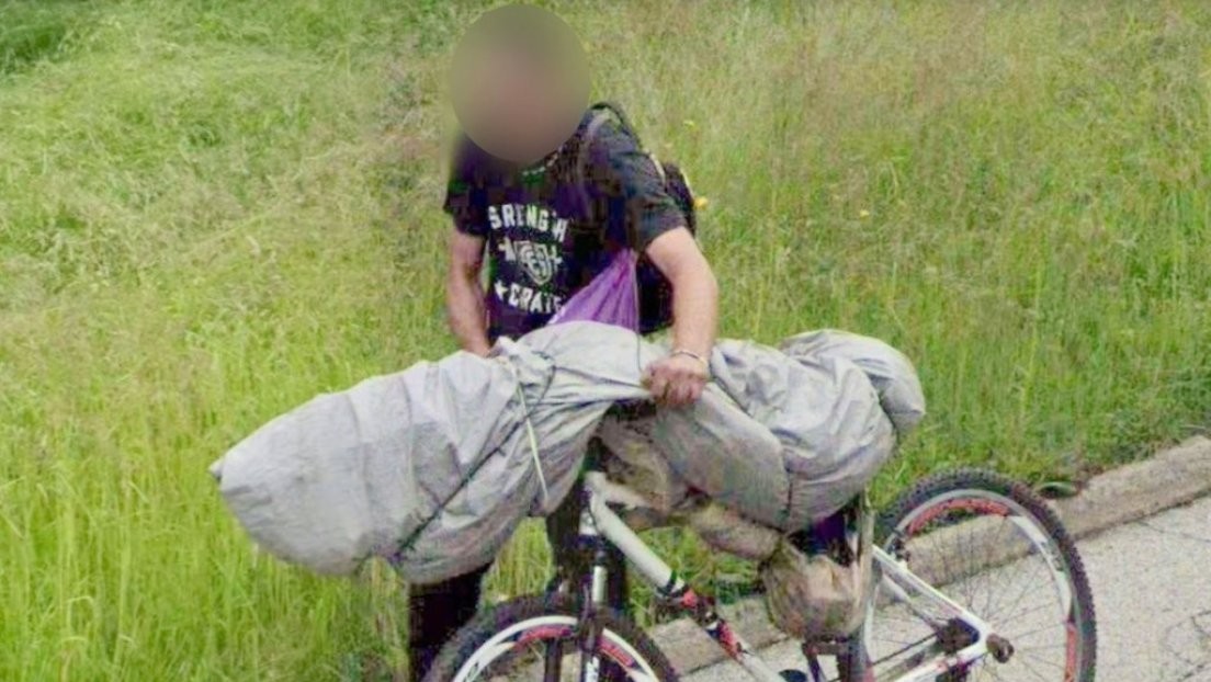 ¿Lleva un cadáver? Se viraliza una foto en Google Street View de un misterioso hombre en bicicleta