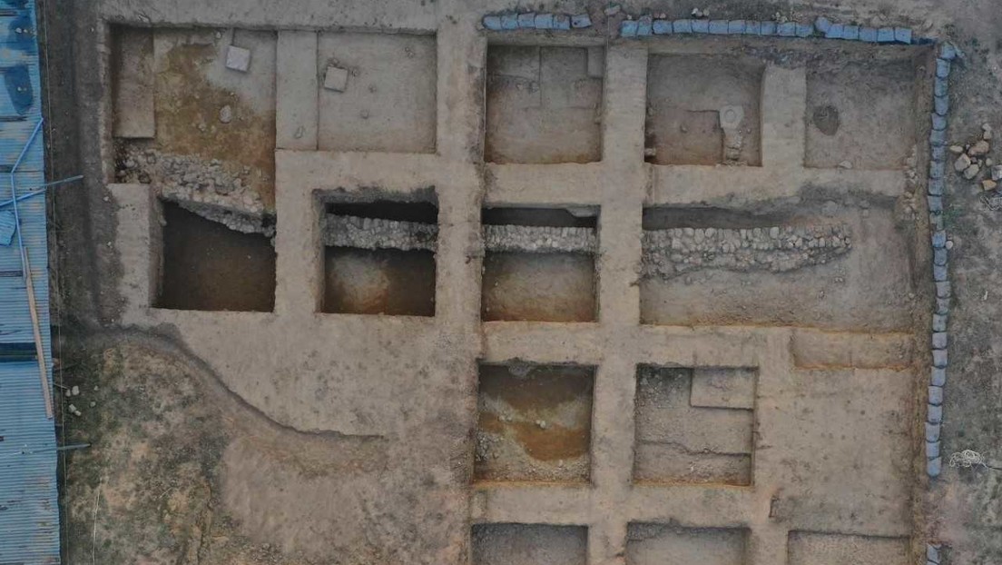 Objetos de hace 2.800 años salen a luz en una antigua ciudad griega hundida