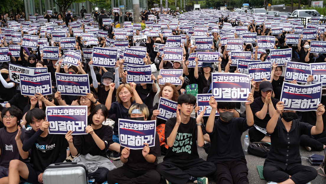 Multitudinarias protestas de docentes en Corea del Sur por el suicidio de una colega: ¿qué hay detrás?