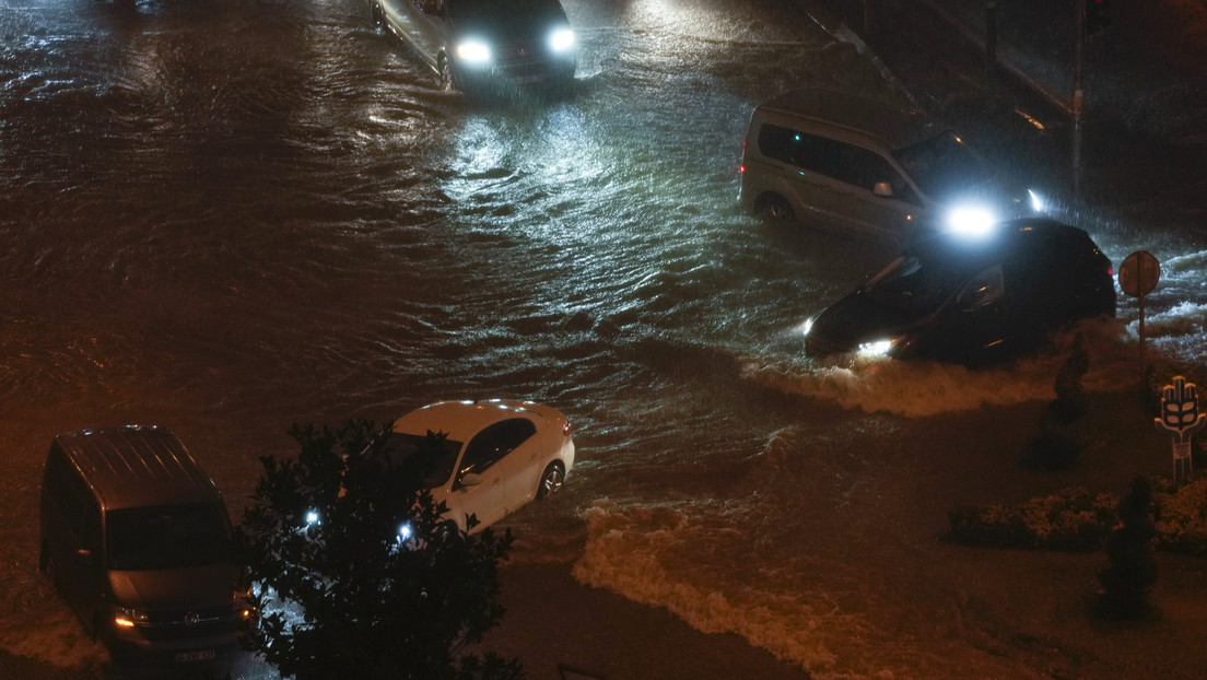Caos en Estambul por fuertes lluvias: se han inundado edificios e incluso el metro (VIDEO)