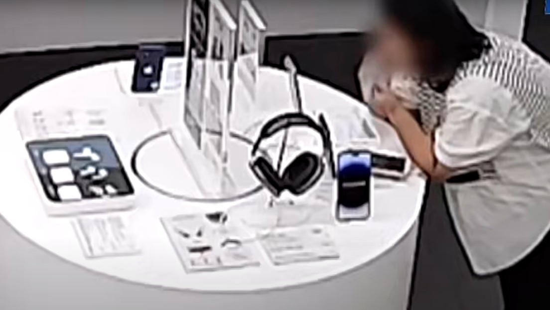 Rompe a dentelladas un cable antirrobo y se lleva un iPhone 14 Plus de una tienda (VIDEO)