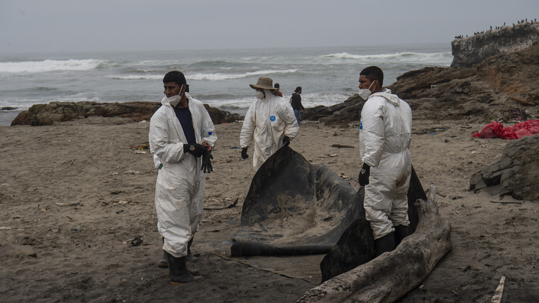 "Nuestro mar exige justicia": cientos de personas afectadas por derrame de Repsol protestan en Perú