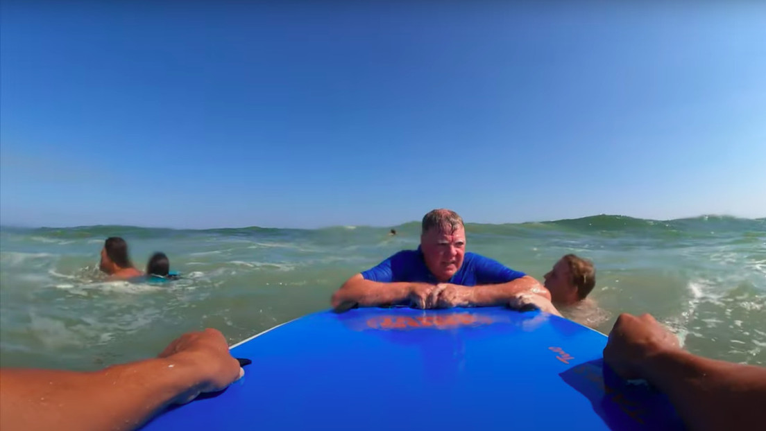 VIDEO: Un surfista salva a un nadador atrapado en una temible marejada