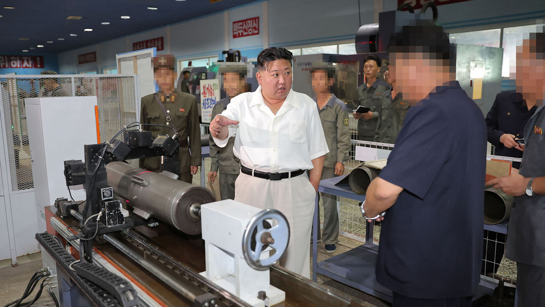 Kim Jong-un inspecciona un complejo de maquinaria y una "importante" fábrica de municiones (FOTOS)