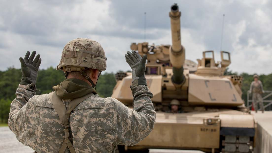 Un técnico dirige un tanque Abrams M1A2 SEP V2 en el polígono.