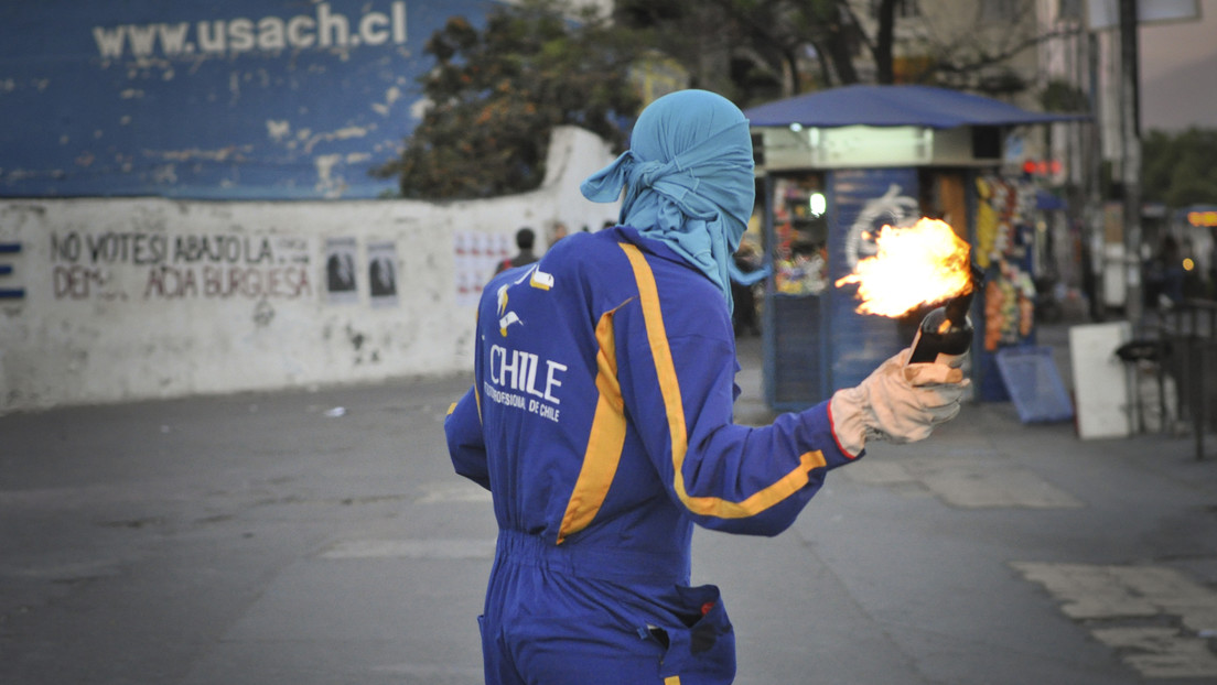 "170 bombas molotov en 20 minutos": Carabineros de Chile reporta incidentes en liceos de Santiago