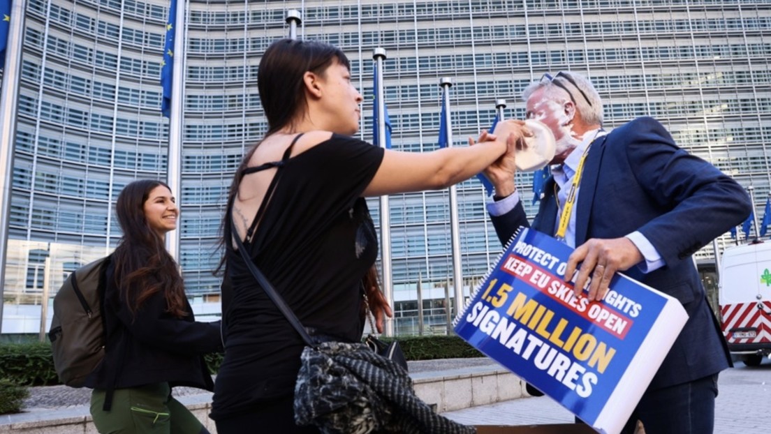 Ecoactivistas lanzan tartas al jefe de Ryanair, que preparaba su propia protesta en Bruselas (VIDEO)