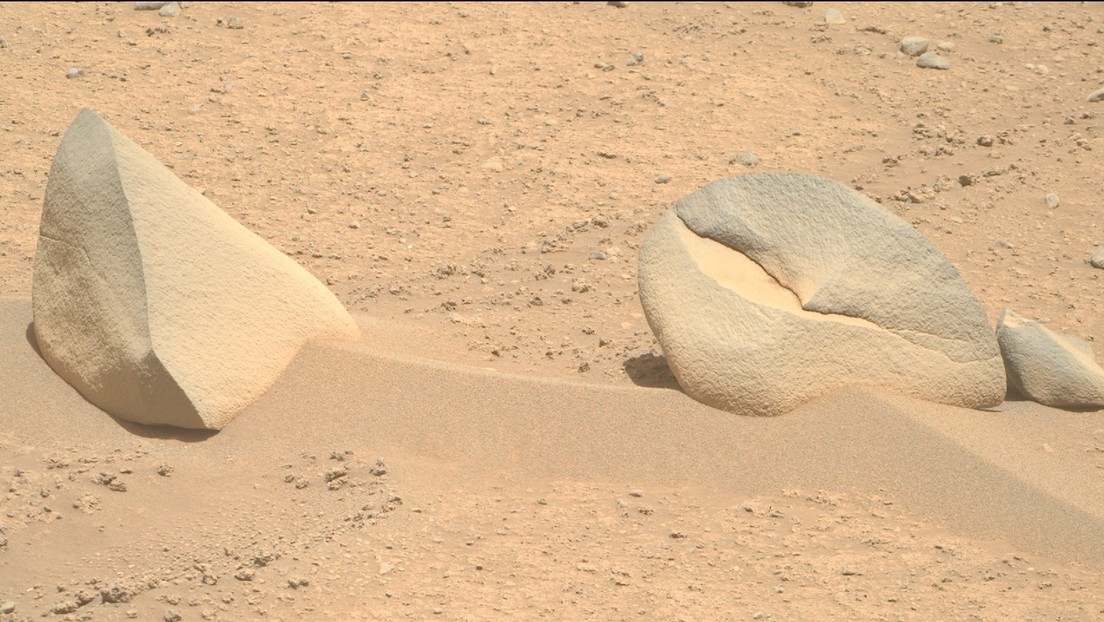 FOTO: El róver Perseverance halla una 'pinza de cangrejo' y una 'aleta de tiburón' en la superficie de Marte
