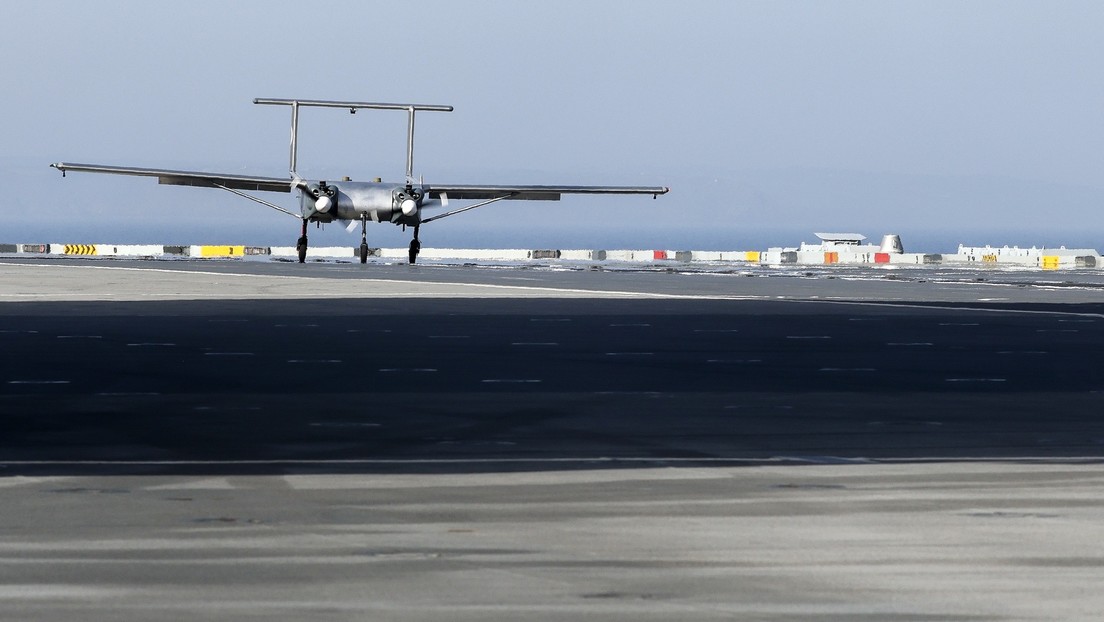 La Marina Real británica prueba la capacidad de un dron para aterrizar y despegar de un portaviones