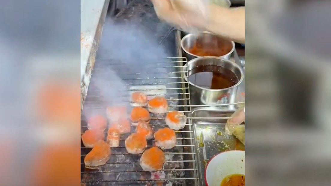 Hielo a la parrilla: El extraño plato chino que está dejando completamente desconcertados a los internautas (VIDEO)