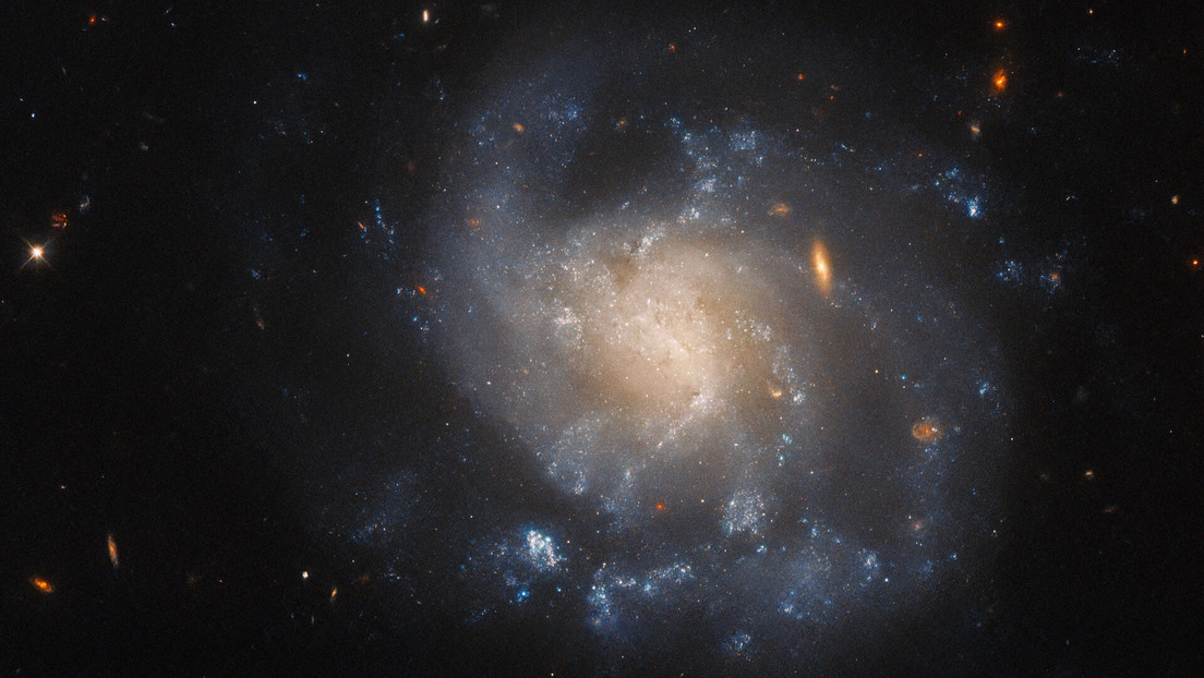 El Hubble capta una galaxia solitaria a 150 millones de años luz de la Tierra