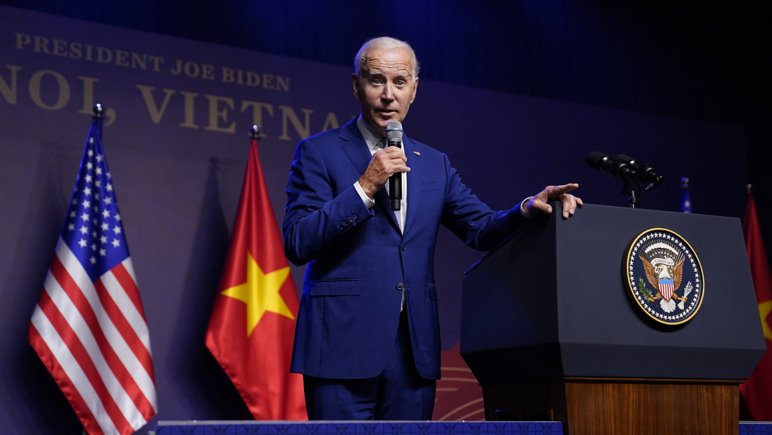 "Voy a seguir mi orden": Biden se confunde durante una rueda de prensa y pide ayuda al personal