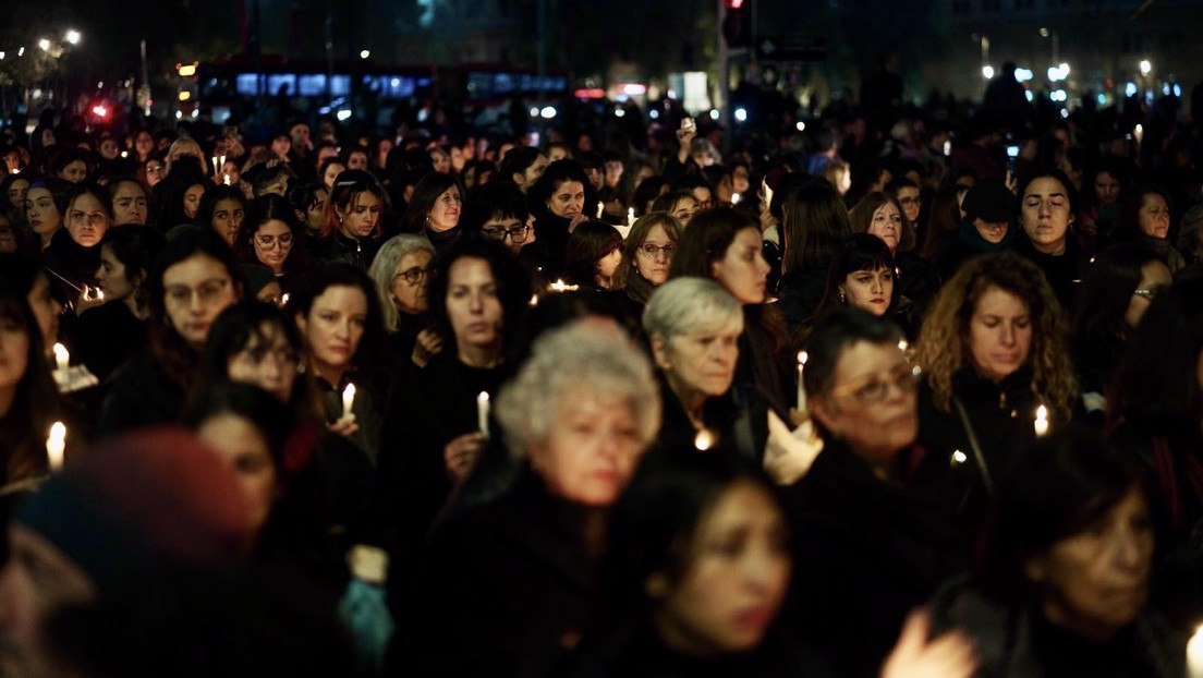Miles de mujeres vestidas de negro se congregan en La Moneda para conmemorar los 50 años del golpe de Estado en Chile