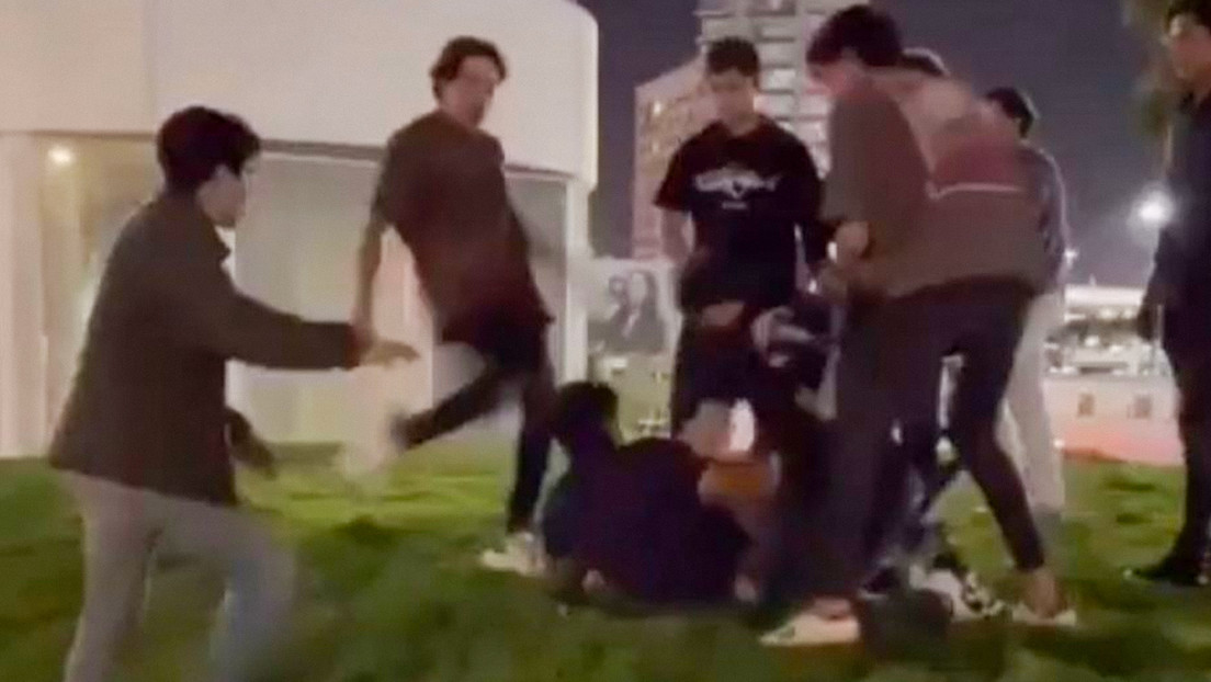 "Te voy a reventar la botella": Ocho hombres le propinan una brutal paliza a un joven en México (VIDEO)