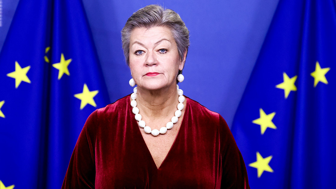 VIDEO: Pillan a comisaria de UE tejiendo durante el discurso de Ursula von der Leyen