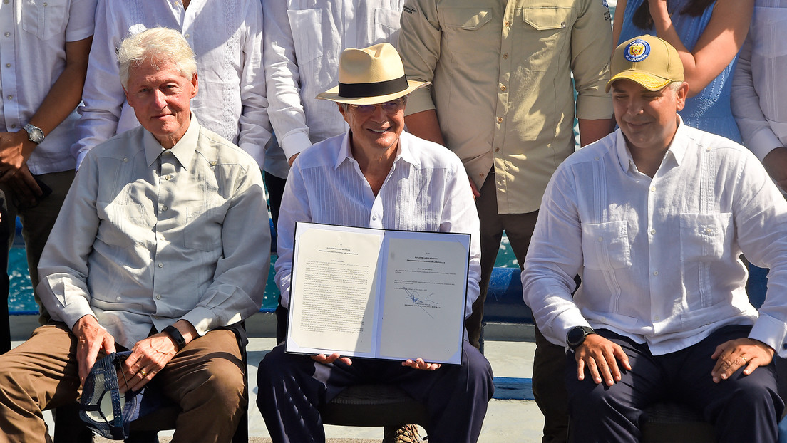 Guillermo Lasso condecora a Bill Clinton, Bo Derek y a otros cuatro estadounidenses