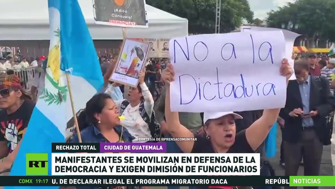 Manifestantes se movilizan en defensa de la democracia en Guatemala