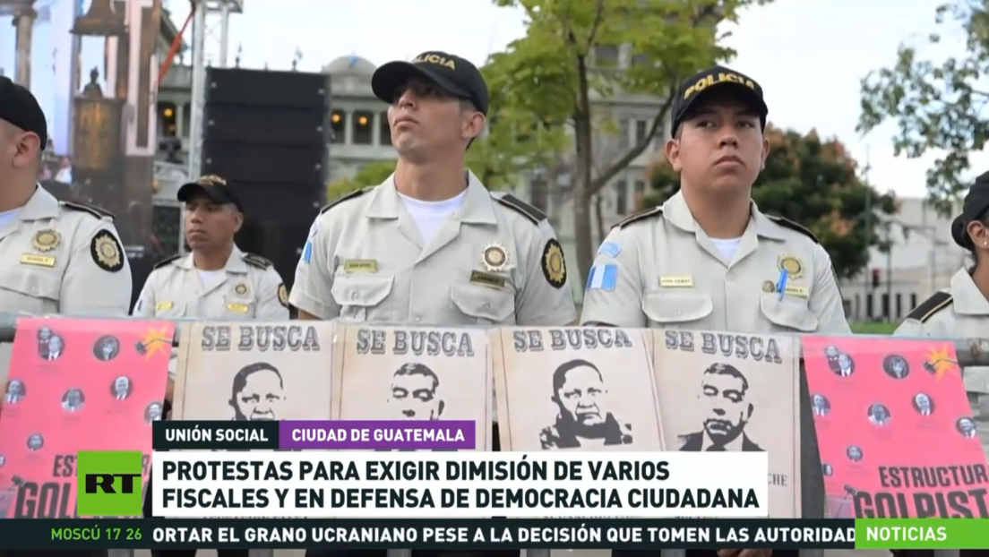 Protestan en Guatemala para defender la democracia y exigir dimisión de varios fiscales