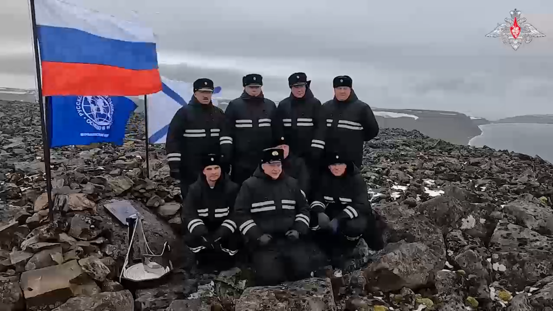 VIDEO: Marinos rusos instalan una placa conmemorativa en una isla del Ártico