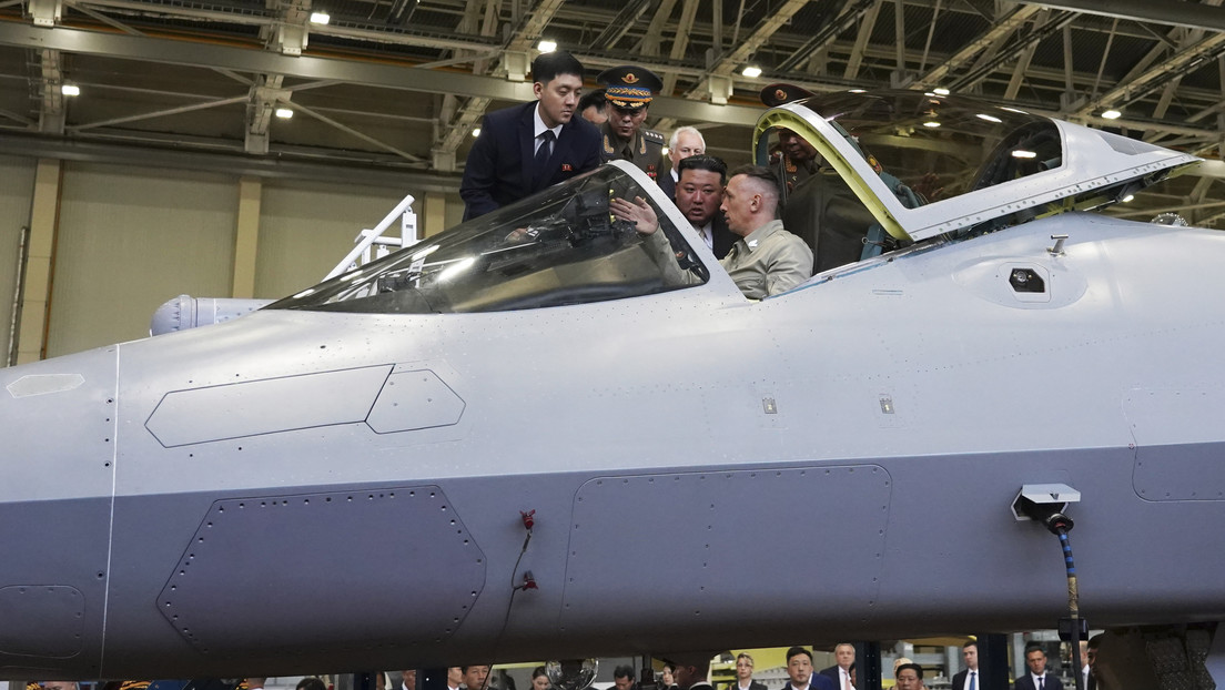 Kim Jong-un se muestra impresionado por el "vertiginoso avance" de la construcción de aviones en Rusia