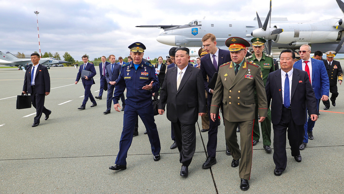 Kim Jong-un pasa revista a aviones estratégicos de las Fuerzas Aeroespaciales de Rusia (VIDEO)